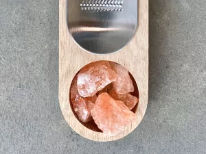 Slánka RIVSALT- krystal himálajské soli,jávský pepř,struhadlo, podstavec RIVSALT Slánka RIVSALT- krystal himálajské soli,jávský pepř,struhadlo, podstavec RIVSALT