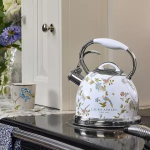 Konvice na vaření vody s píšťalkou 2,5l Laura Ashley, na indukci VQ Laura Ashley Konvice na vaření vody s píšťalkou 2,5l Laura Ashley, na indukci VQ Laura Ashley