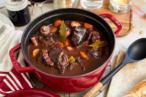 Litinový hrnec s poklicí STAUB La Cocotte, 24 cm / 3,8 l, různé barvy: