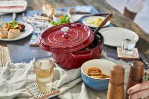 Litinový hrnec s poklicí STAUB La Cocotte, 24 cm / 3,8 l, různé barvy: