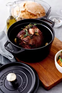 Litinový hrnec s poklicí STAUB La Cocotte, 24 cm / 3,8 l, různé barvy: