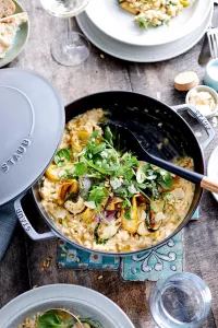 Pekáč STAUB se samopodlévací poklicí, 28cm, šedý 3,7l Pekáč STAUB se samopodlévací poklicí, 28cm, šedý 3,7l