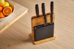 Blok na nože FISKARS s 5 noži z japonské oceli