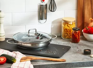 Servírovací pánev WMF Devil se skleněným víkem,26 cm